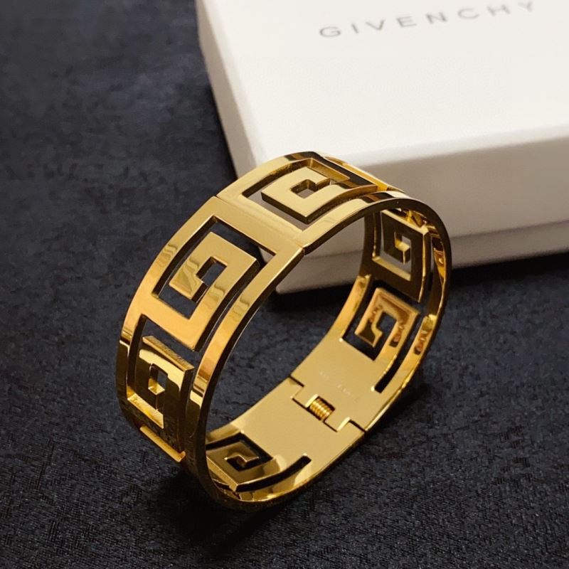 GIVENCHY